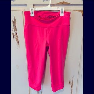 Under Armour cropped leggings sz M *FREE SHIPPING*